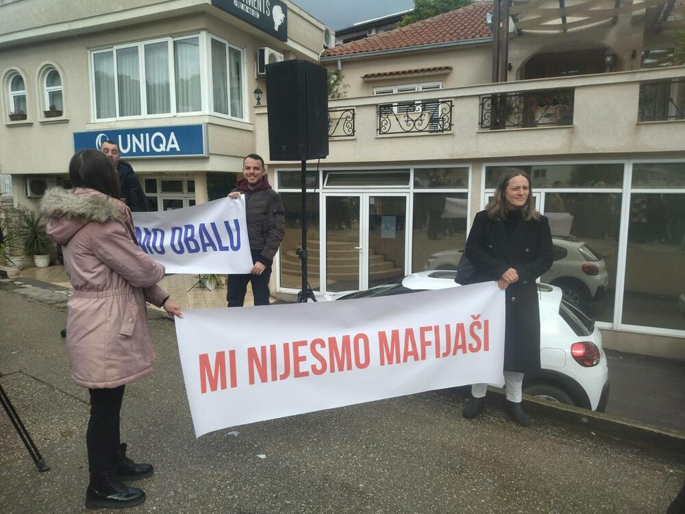 <p>"Ovo je protest koji naša zajednica mora da uputi protiv odluka koje nijesu u našem interesu i koje će doprinijeti da naša ekonomija, naša privreda bude ugrožena u narednom periodu", rekao je predsjednik Opštine Genci Nimanbegu</p>