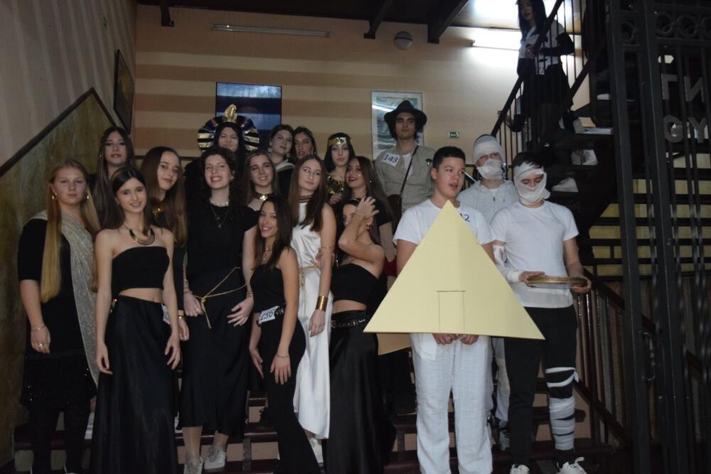 <p>"Ovaj grad živi za tradiciju, duh karnevala se održava uprkos Hronosu, šale se razumiju bez objašnjenja, fešta traje i svako na svoj način može da postane, vremenom naravno, oriđinal.", kazali su iz Gimnazije</p>