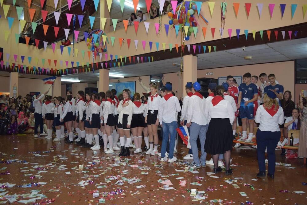 <p>"Ovaj grad živi za tradiciju, duh karnevala se održava uprkos Hronosu, šale se razumiju bez objašnjenja, fešta traje i svako na svoj način može da postane, vremenom naravno, oriđinal.", kazali su iz Gimnazije</p>