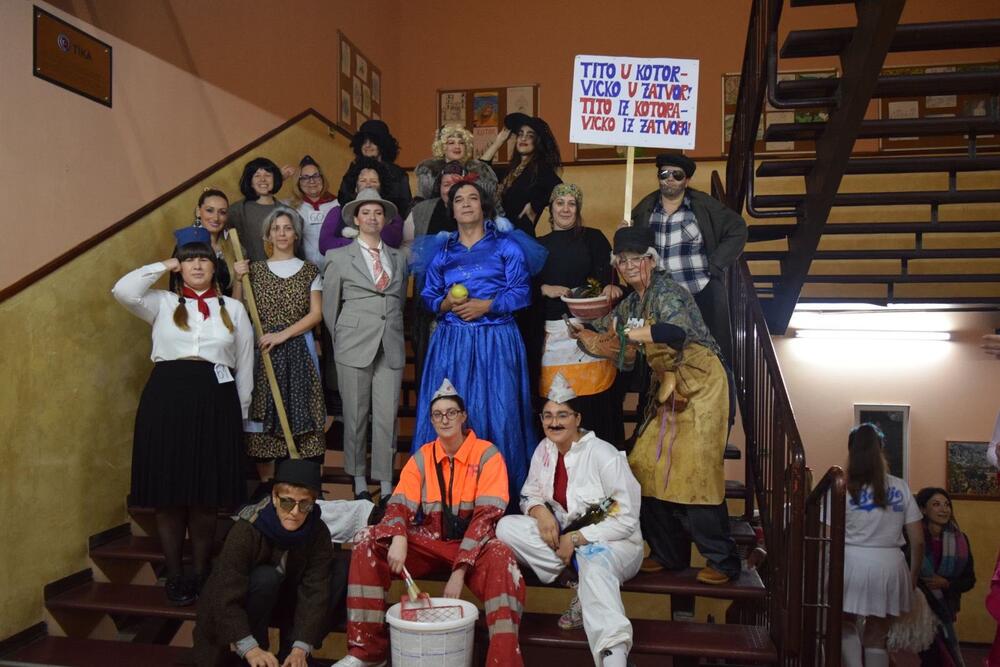 <p>"Ovaj grad živi za tradiciju, duh karnevala se održava uprkos Hronosu, šale se razumiju bez objašnjenja, fešta traje i svako na svoj način može da postane, vremenom naravno, oriđinal.", kazali su iz Gimnazije</p>