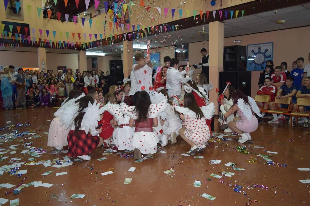 <p>"Ovaj grad živi za tradiciju, duh karnevala se održava uprkos Hronosu, šale se razumiju bez objašnjenja, fešta traje i svako na svoj način može da postane, vremenom naravno, oriđinal.", kazali su iz Gimnazije</p>