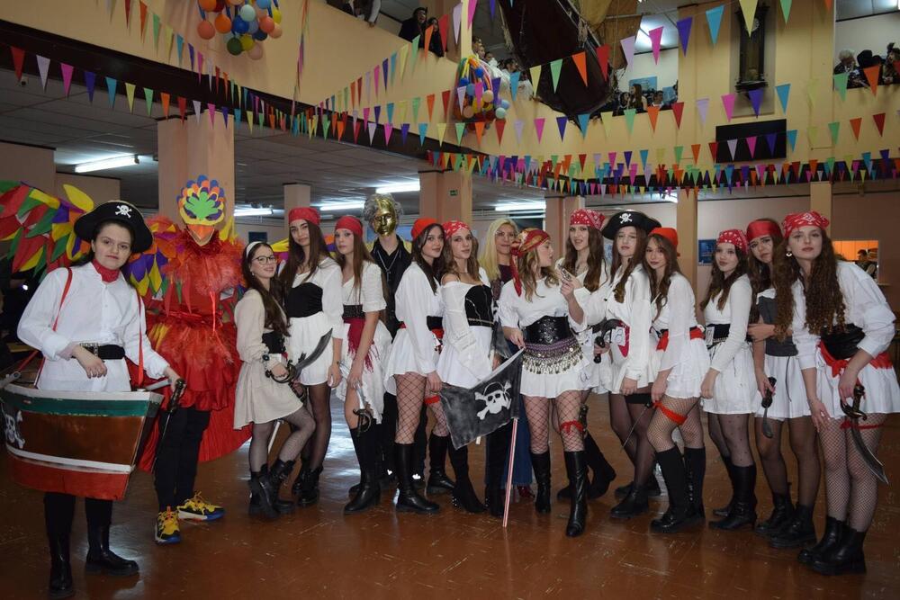 <p>"Ovaj grad živi za tradiciju, duh karnevala se održava uprkos Hronosu, šale se razumiju bez objašnjenja, fešta traje i svako na svoj način može da postane, vremenom naravno, oriđinal.", kazali su iz Gimnazije</p>