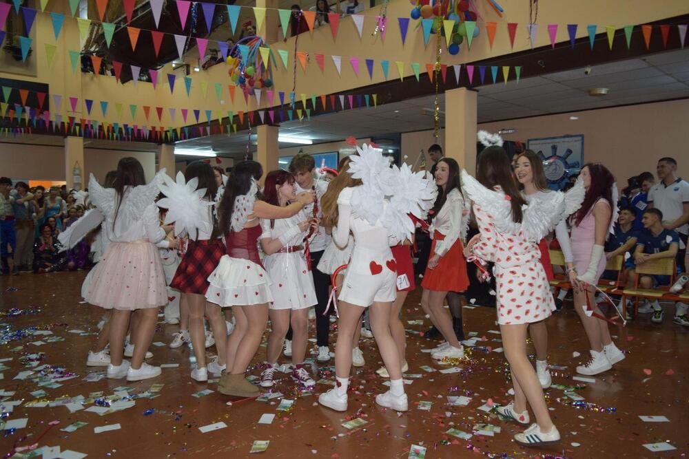 <p>"Ovaj grad živi za tradiciju, duh karnevala se održava uprkos Hronosu, šale se razumiju bez objašnjenja, fešta traje i svako na svoj način može da postane, vremenom naravno, oriđinal.", kazali su iz Gimnazije</p>