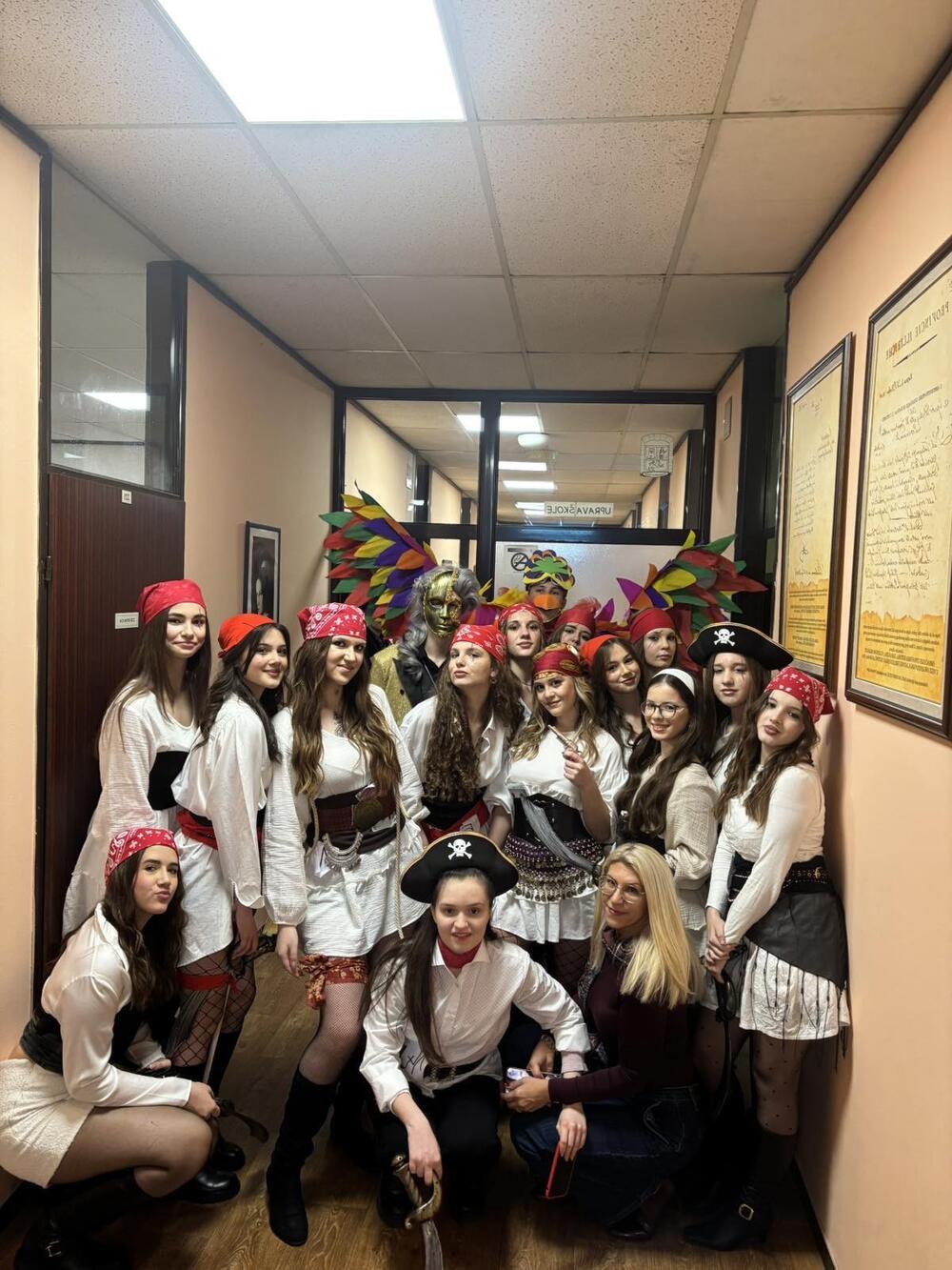 <p>"Ovaj grad živi za tradiciju, duh karnevala se održava uprkos Hronosu, šale se razumiju bez objašnjenja, fešta traje i svako na svoj način može da postane, vremenom naravno, oriđinal.", kazali su iz Gimnazije</p>