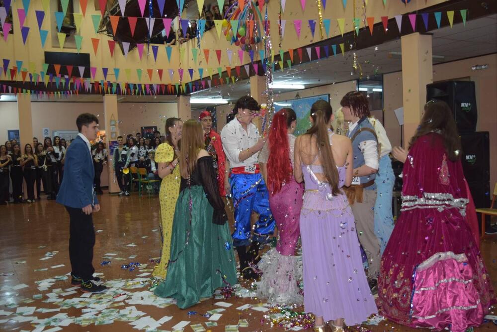 <p>"Ovaj grad živi za tradiciju, duh karnevala se održava uprkos Hronosu, šale se razumiju bez objašnjenja, fešta traje i svako na svoj način može da postane, vremenom naravno, oriđinal.", kazali su iz Gimnazije</p>