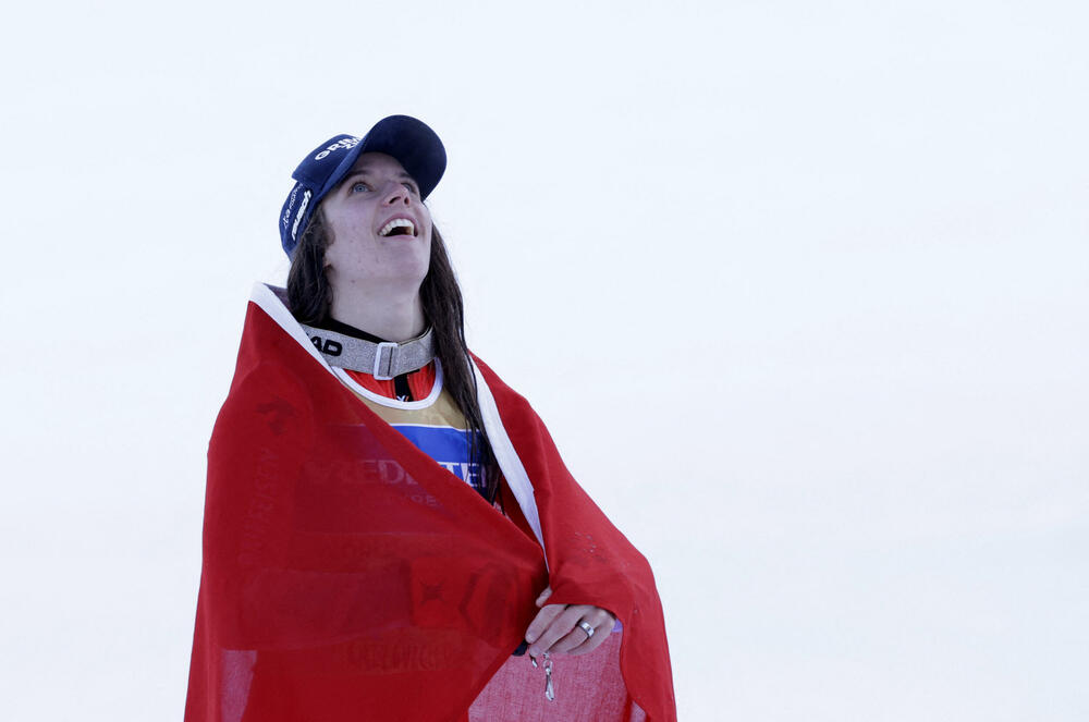 V Kranjski Gori Camille Rast prevzela vodstvo po prvi vožnji slaloma