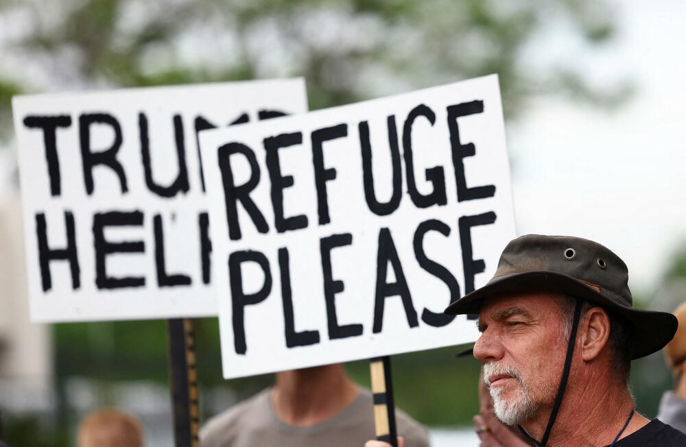 <p>Južnoafrički predsjednik Siril Ramafosa rekao je da prinudno uklanjanje bilo kojeg naroda s njegove zemlje nikada više neće biti dozvoljeno u Južnoj Africi pošto su milioni crnaca lišeni imovine u okviru Aparthejda - sistema vladavine bijele manjine i stotinama godina tokom kolonijalizma</p>