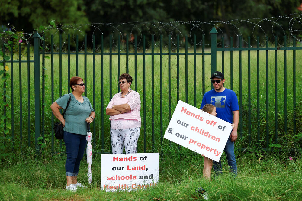 <p>Južnoafrički predsjednik Siril Ramafosa rekao je da prinudno uklanjanje bilo kojeg naroda s njegove zemlje nikada više neće biti dozvoljeno u Južnoj Africi pošto su milioni crnaca lišeni imovine u okviru Aparthejda - sistema vladavine bijele manjine i stotinama godina tokom kolonijalizma</p>