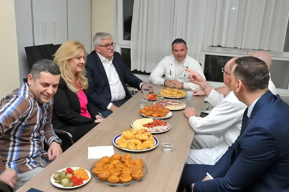 <p>Direktor bolnice, dr Davor Kumburović, zahvalio je poroviteljima na ovoj vrijednoj pomoći, ističući dugogodišnju podršku kompanije Montenegro Stars u unapređenju zdravstvenih kapaciteta Kliničko-bolničkog centra Kotor</p>