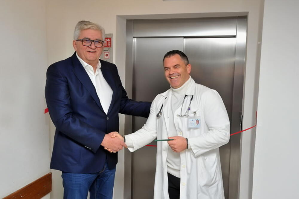<p>Direktor bolnice, dr Davor Kumburović, zahvalio je poroviteljima na ovoj vrijednoj pomoći, ističući dugogodišnju podršku kompanije Montenegro Stars u unapređenju zdravstvenih kapaciteta Kliničko-bolničkog centra Kotor</p>