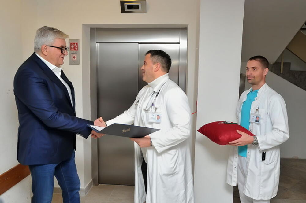 <p>Direktor bolnice, dr Davor Kumburović, zahvalio je poroviteljima na ovoj vrijednoj pomoći, ističući dugogodišnju podršku kompanije Montenegro Stars u unapređenju zdravstvenih kapaciteta Kliničko-bolničkog centra Kotor</p>