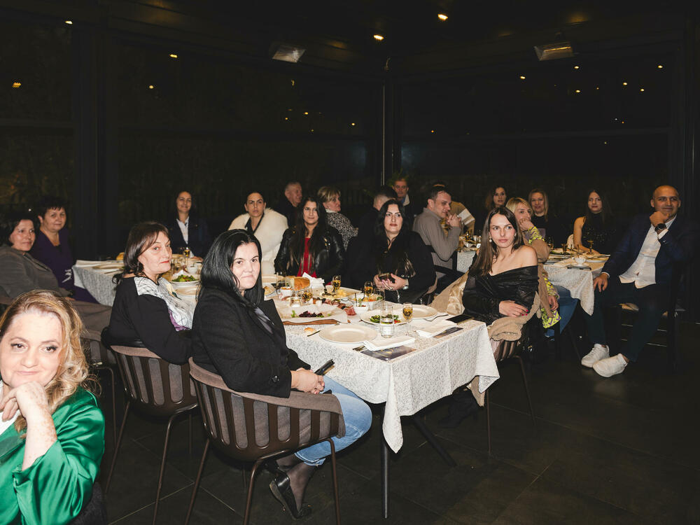 <p>Tokom protekle decenije, Refresh Services je postao prepoznatljiv po vrhunskim uslugama održavanja ulaza, bilo da je riječ o stambenim, poslovnim ili javnim objektima.</p>