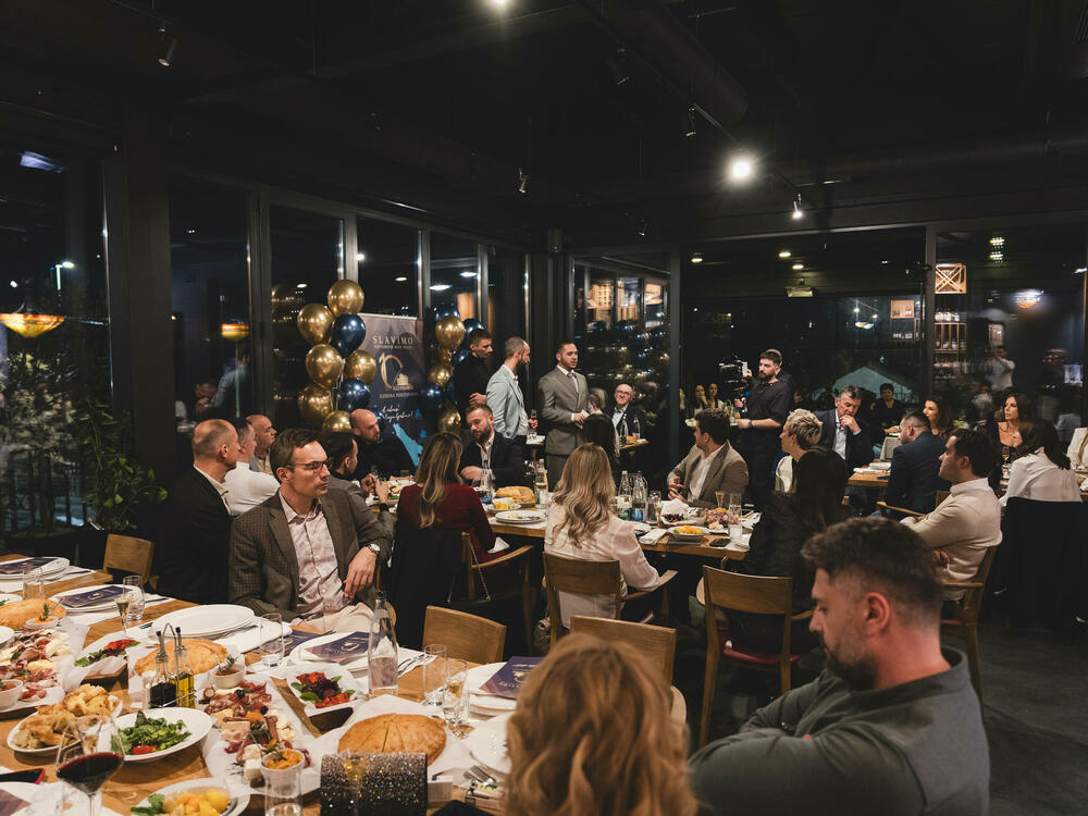 <p>Tokom protekle decenije, Refresh Services je postao prepoznatljiv po vrhunskim uslugama održavanja ulaza, bilo da je riječ o stambenim, poslovnim ili javnim objektima.</p>