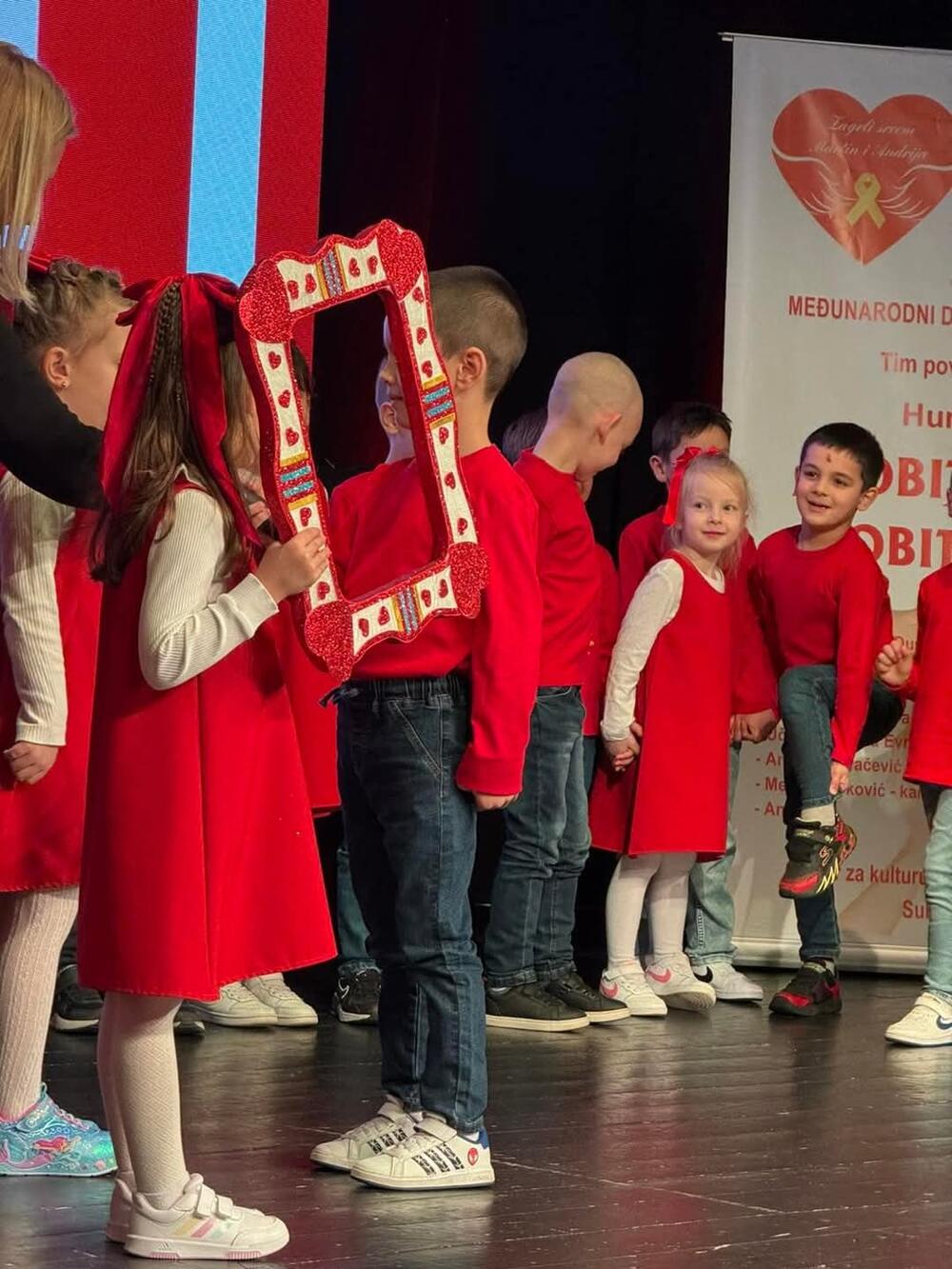 <p>Novac prikupljen u okviru humanitarne večeri biće upućen za liječenje dječaka Mijata Ružića i djevojčicu Petrić iz Bijelog Polja</p>