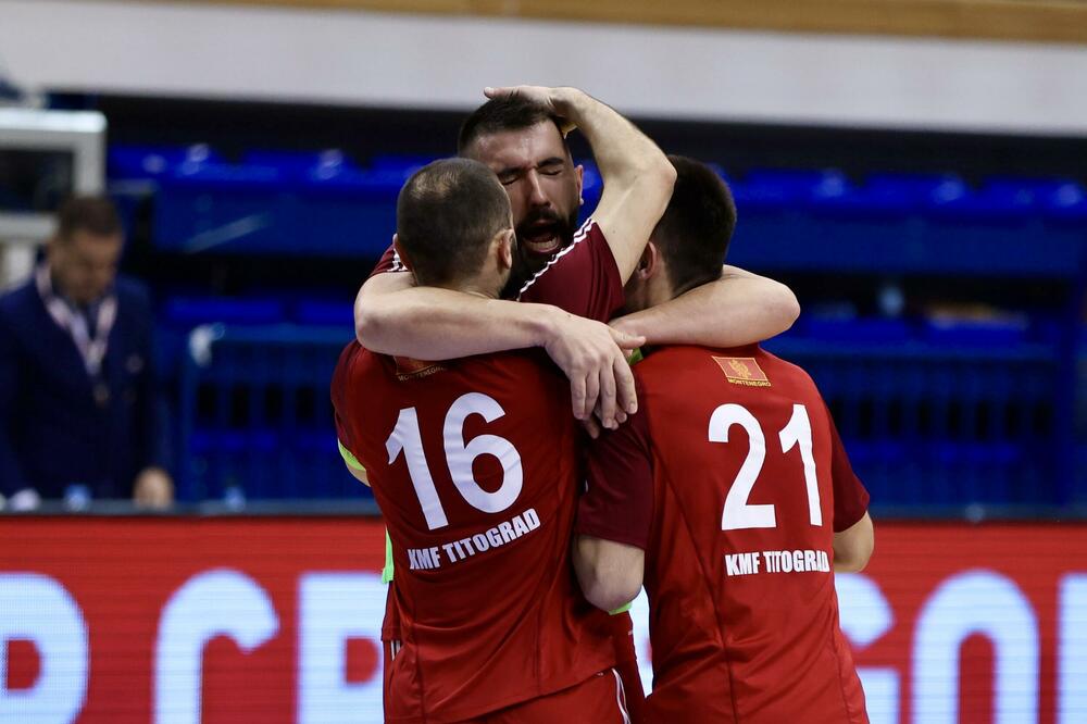 <p>Finalna predstava u dvorani "Topolica" u Baru odlučena je u 16. minutu, kada je Janko Bulatović pogodio mrežu Studentskog doma</p>