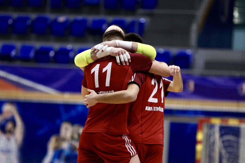 <p>Finalna predstava u dvorani "Topolica" u Baru odlučena je u 16. minutu, kada je Janko Bulatović pogodio mrežu Studentskog doma</p>