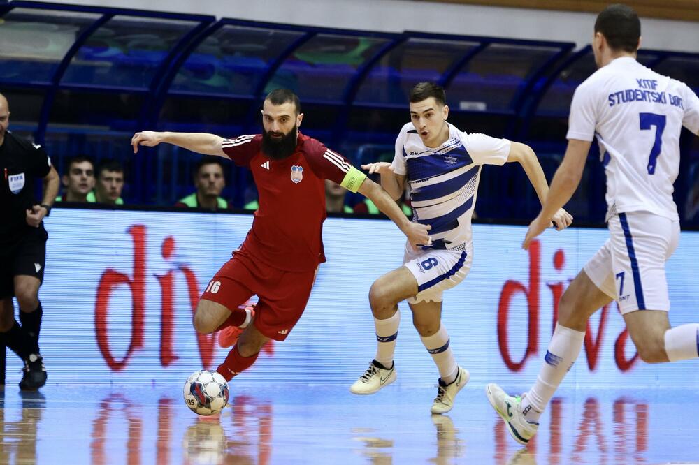 <p>Finalna predstava u dvorani "Topolica" u Baru odlučena je u 16. minutu, kada je Janko Bulatović pogodio mrežu Studentskog doma</p>