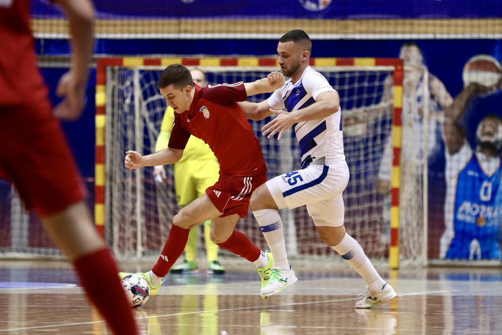 <p>Finalna predstava u dvorani "Topolica" u Baru odlučena je u 16. minutu, kada je Janko Bulatović pogodio mrežu Studentskog doma</p>