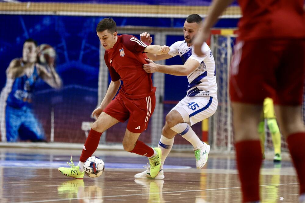 <p>Finalna predstava u dvorani "Topolica" u Baru odlučena je u 16. minutu, kada je Janko Bulatović pogodio mrežu Studentskog doma</p>