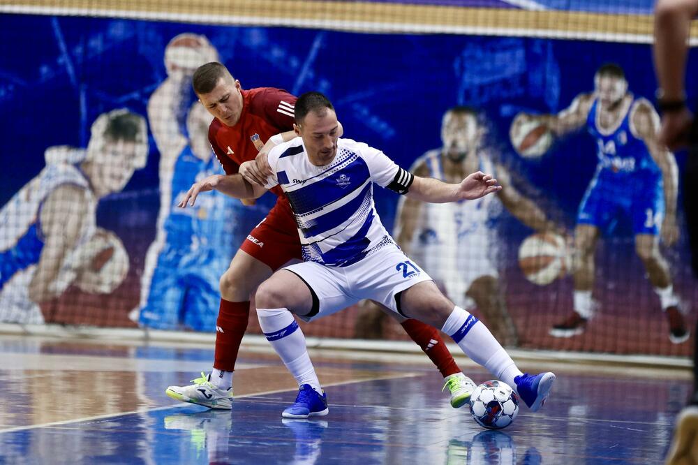 <p>Finalna predstava u dvorani "Topolica" u Baru odlučena je u 16. minutu, kada je Janko Bulatović pogodio mrežu Studentskog doma</p>