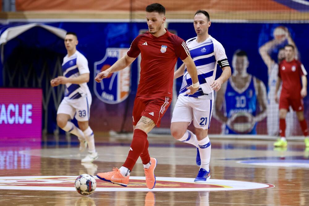 <p>Finalna predstava u dvorani "Topolica" u Baru odlučena je u 16. minutu, kada je Janko Bulatović pogodio mrežu Studentskog doma</p>