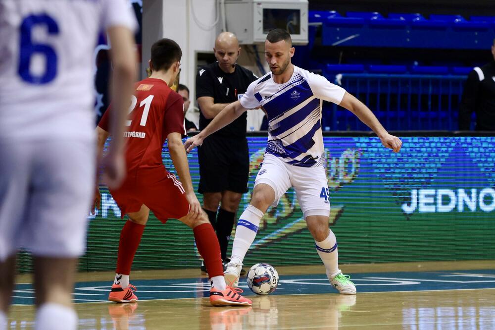 <p>Finalna predstava u dvorani "Topolica" u Baru odlučena je u 16. minutu, kada je Janko Bulatović pogodio mrežu Studentskog doma</p>