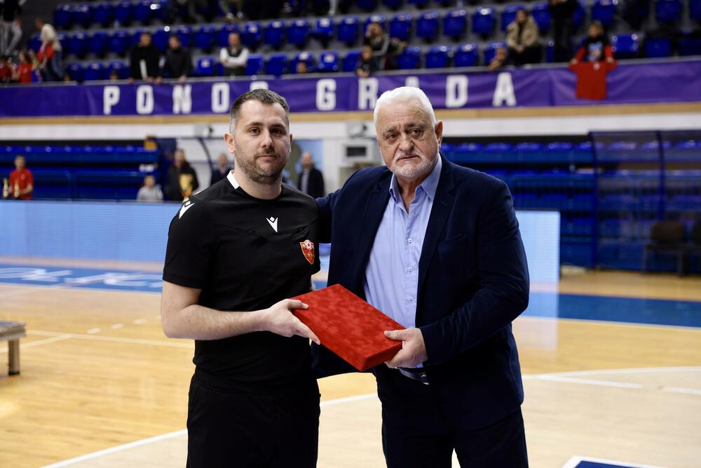 <p>Finalna predstava u dvorani "Topolica" u Baru odlučena je u 16. minutu, kada je Janko Bulatović pogodio mrežu Studentskog doma</p>