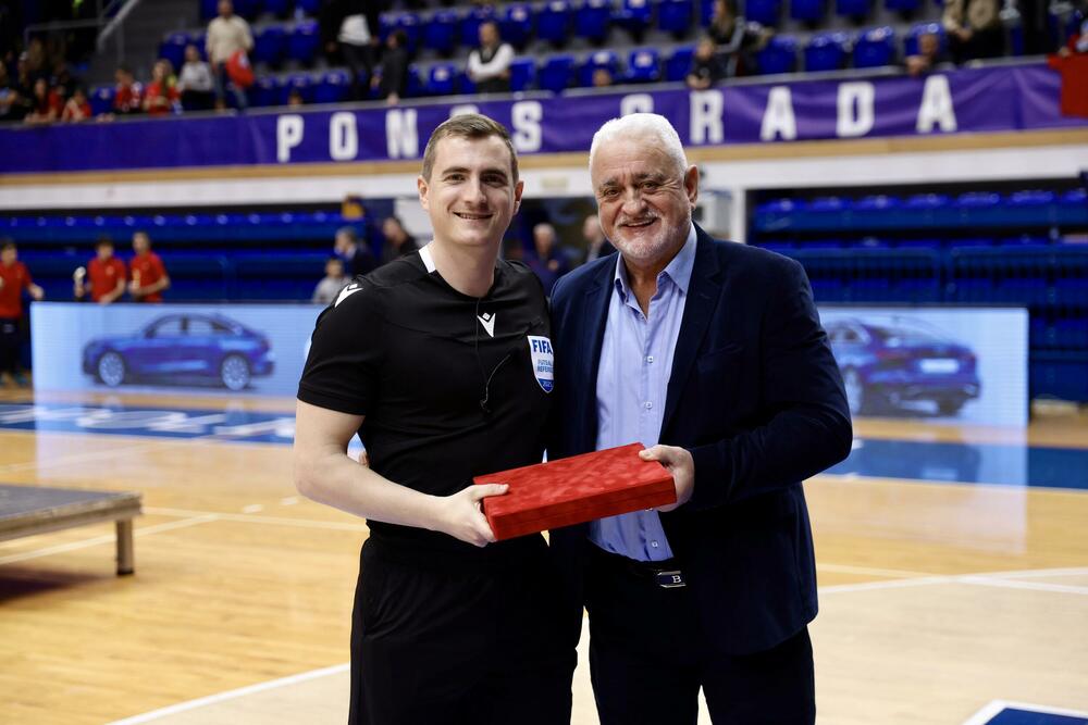 <p>Finalna predstava u dvorani "Topolica" u Baru odlučena je u 16. minutu, kada je Janko Bulatović pogodio mrežu Studentskog doma</p>