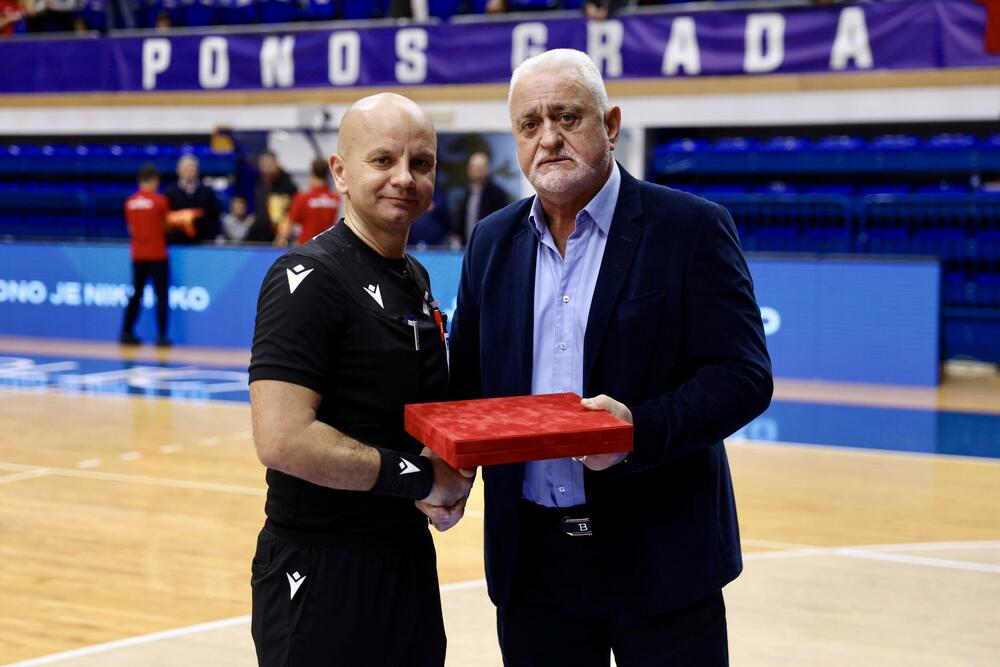 <p>Finalna predstava u dvorani "Topolica" u Baru odlučena je u 16. minutu, kada je Janko Bulatović pogodio mrežu Studentskog doma</p>