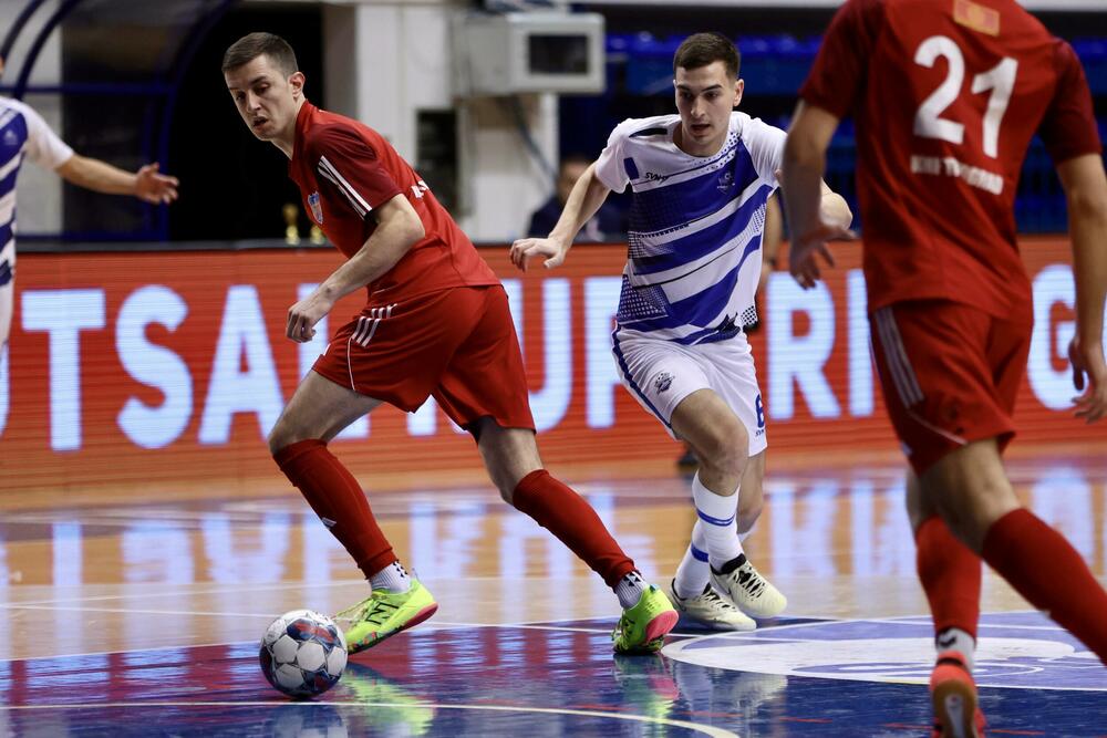 <p>Finalna predstava u dvorani "Topolica" u Baru odlučena je u 16. minutu, kada je Janko Bulatović pogodio mrežu Studentskog doma</p>