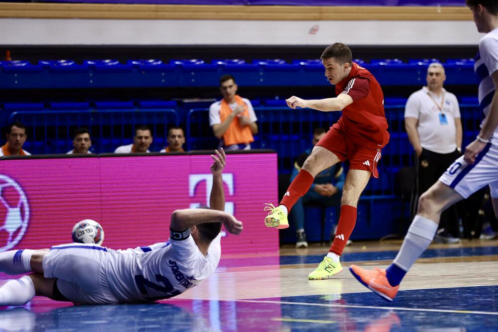 <p>Finalna predstava u dvorani "Topolica" u Baru odlučena je u 16. minutu, kada je Janko Bulatović pogodio mrežu Studentskog doma</p>