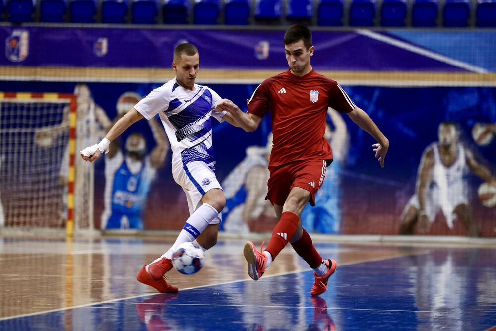 <p>Finalna predstava u dvorani "Topolica" u Baru odlučena je u 16. minutu, kada je Janko Bulatović pogodio mrežu Studentskog doma</p>