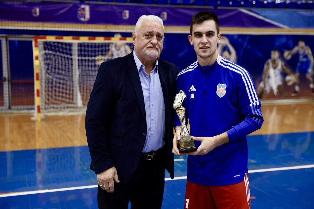 <p>Finalna predstava u dvorani "Topolica" u Baru odlučena je u 16. minutu, kada je Janko Bulatović pogodio mrežu Studentskog doma</p>