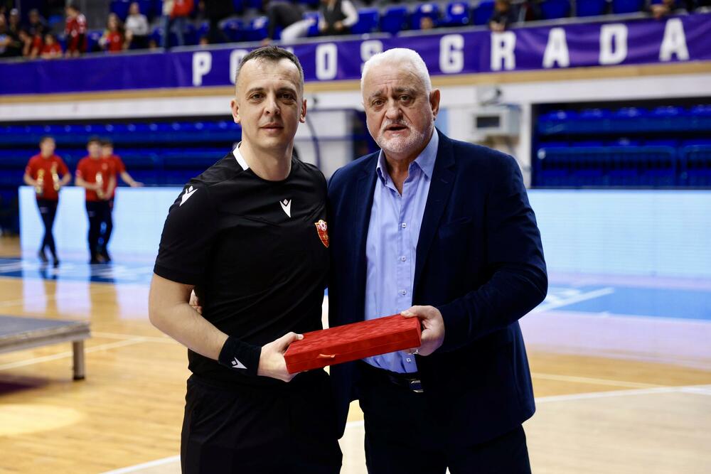 <p>Finalna predstava u dvorani "Topolica" u Baru odlučena je u 16. minutu, kada je Janko Bulatović pogodio mrežu Studentskog doma</p>