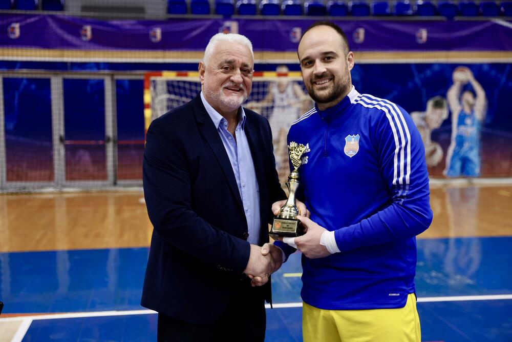 <p>Finalna predstava u dvorani "Topolica" u Baru odlučena je u 16. minutu, kada je Janko Bulatović pogodio mrežu Studentskog doma</p>