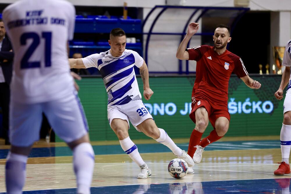 <p>Finalna predstava u dvorani "Topolica" u Baru odlučena je u 16. minutu, kada je Janko Bulatović pogodio mrežu Studentskog doma</p>