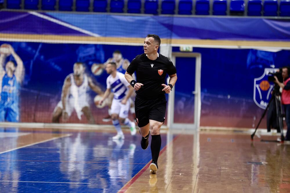 <p>Finalna predstava u dvorani "Topolica" u Baru odlučena je u 16. minutu, kada je Janko Bulatović pogodio mrežu Studentskog doma</p>