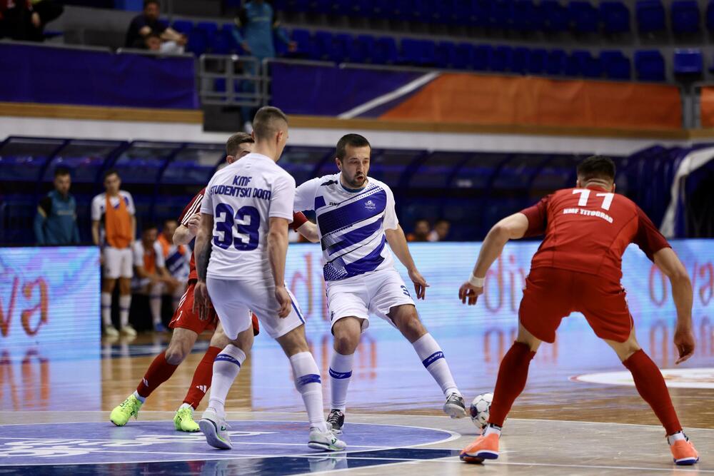 <p>Finalna predstava u dvorani "Topolica" u Baru odlučena je u 16. minutu, kada je Janko Bulatović pogodio mrežu Studentskog doma</p>