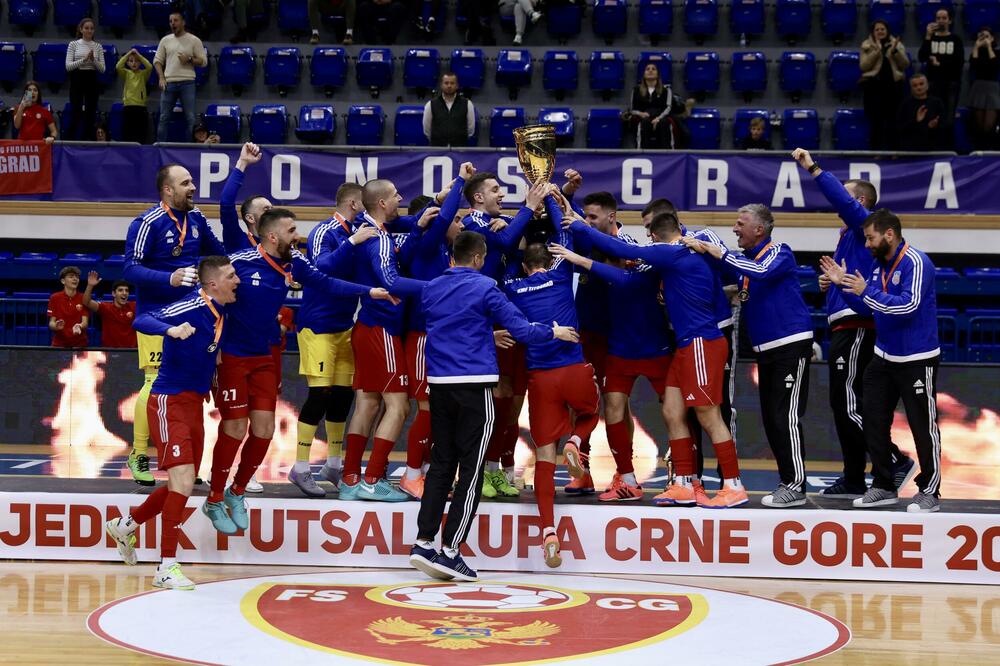 <p>Finalna predstava u dvorani "Topolica" u Baru odlučena je u 16. minutu, kada je Janko Bulatović pogodio mrežu Studentskog doma</p>