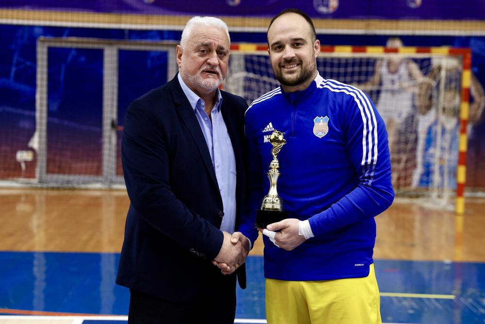 <p>Finalna predstava u dvorani "Topolica" u Baru odlučena je u 16. minutu, kada je Janko Bulatović pogodio mrežu Studentskog doma</p>