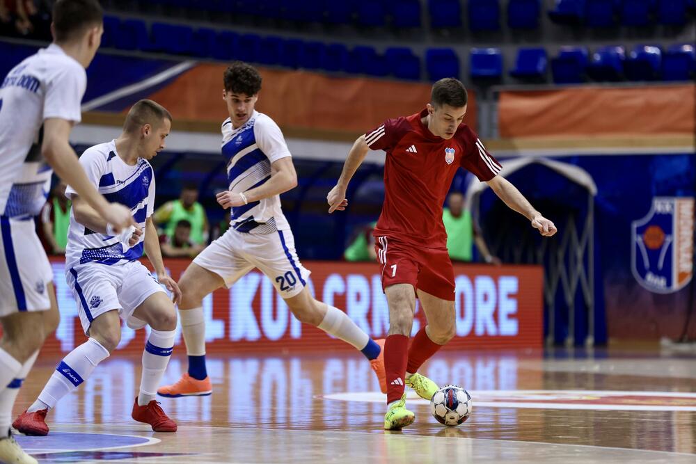 <p>Finalna predstava u dvorani "Topolica" u Baru odlučena je u 16. minutu, kada je Janko Bulatović pogodio mrežu Studentskog doma</p>