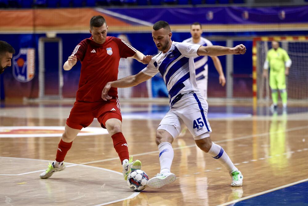 <p>Finalna predstava u dvorani "Topolica" u Baru odlučena je u 16. minutu, kada je Janko Bulatović pogodio mrežu Studentskog doma</p>