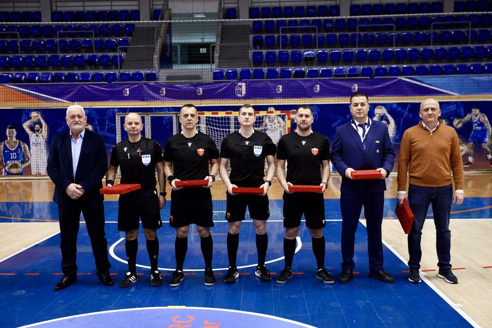 <p>Finalna predstava u dvorani "Topolica" u Baru odlučena je u 16. minutu, kada je Janko Bulatović pogodio mrežu Studentskog doma</p>