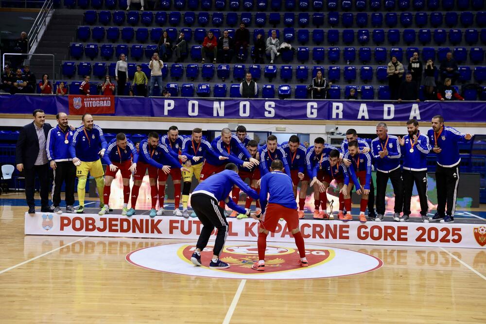 <p>Finalna predstava u dvorani "Topolica" u Baru odlučena je u 16. minutu, kada je Janko Bulatović pogodio mrežu Studentskog doma</p>