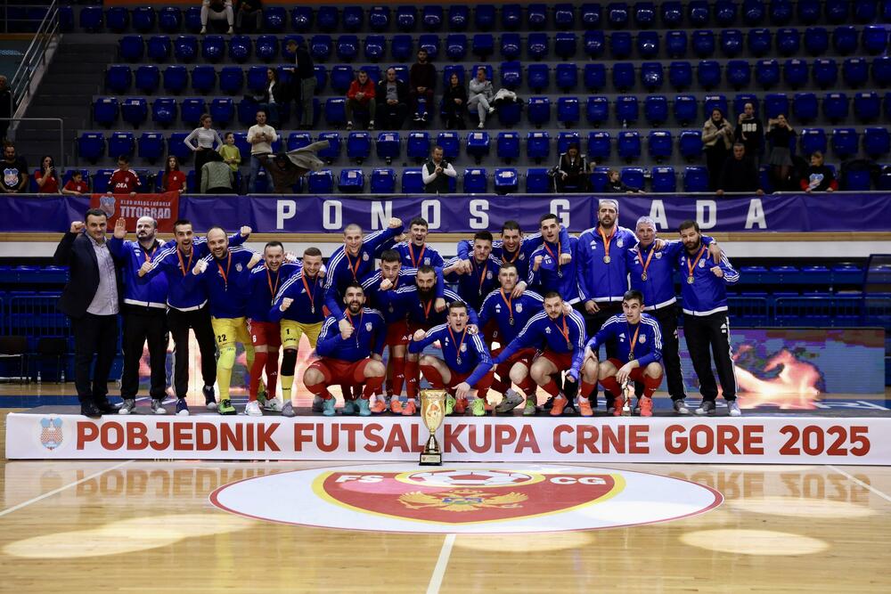 <p>Finalna predstava u dvorani "Topolica" u Baru odlučena je u 16. minutu, kada je Janko Bulatović pogodio mrežu Studentskog doma</p>