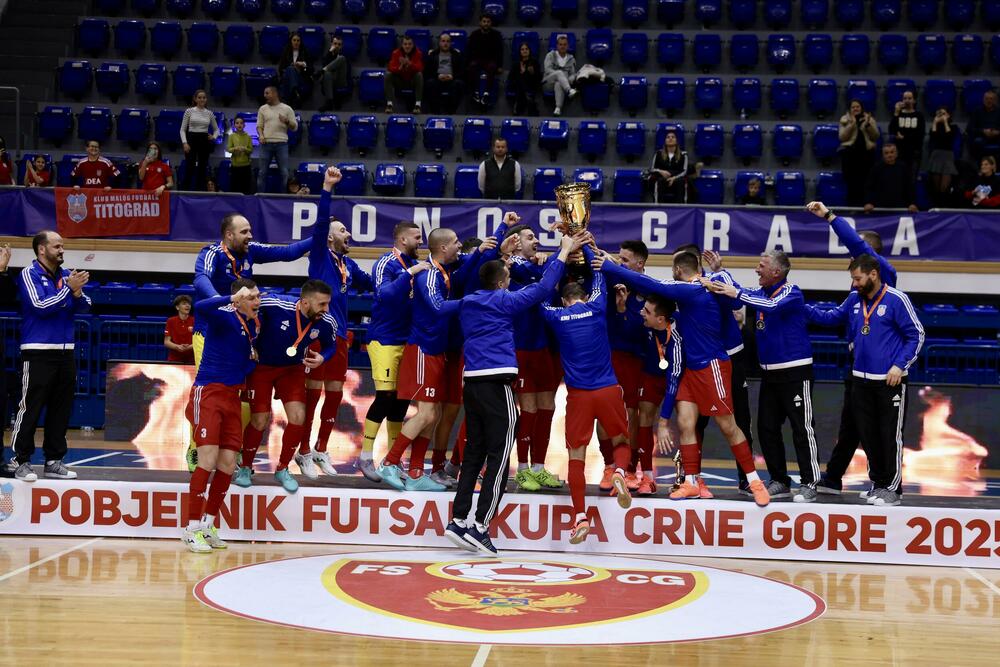 <p>Finalna predstava u dvorani "Topolica" u Baru odlučena je u 16. minutu, kada je Janko Bulatović pogodio mrežu Studentskog doma</p>