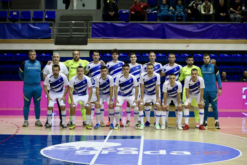 <p>Finalna predstava u dvorani "Topolica" u Baru odlučena je u 16. minutu, kada je Janko Bulatović pogodio mrežu Studentskog doma</p>