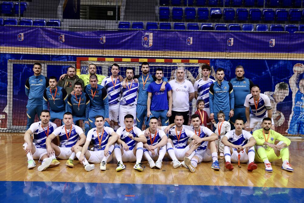 <p>Finalna predstava u dvorani "Topolica" u Baru odlučena je u 16. minutu, kada je Janko Bulatović pogodio mrežu Studentskog doma</p>