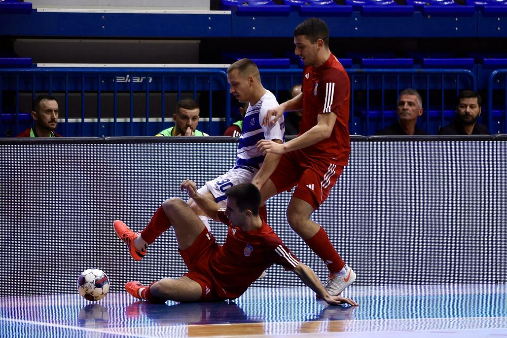 <p>Finalna predstava u dvorani "Topolica" u Baru odlučena je u 16. minutu, kada je Janko Bulatović pogodio mrežu Studentskog doma</p>