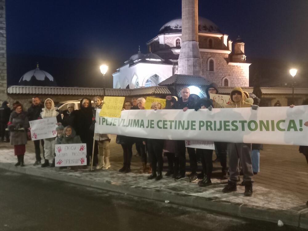 <p>Sve vrijeme građani su stvarali buku duvajući u pištaljke i trube</p>